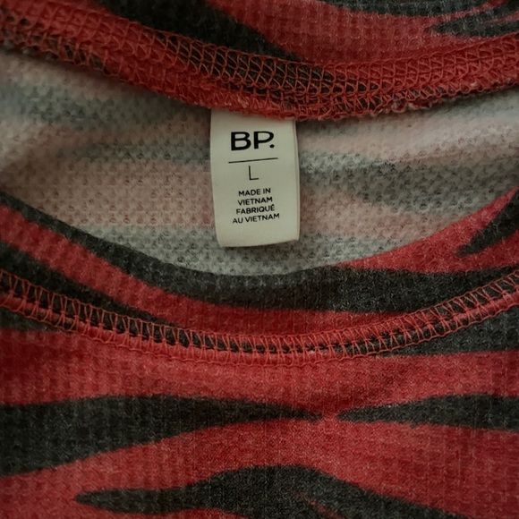 Long Sleeve Crop Top - Picture 4 of 4